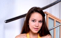 solo webcam brunette